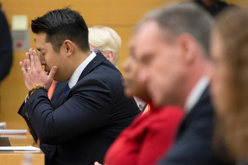 梁彼得傍晚聽到裁決時(shí),情緒失控。