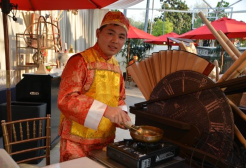 院子被裝飾成中國傳統(tǒng)夜市,服務(wù)生都做清朝小販打扮。(美國《世界日報》/張宏