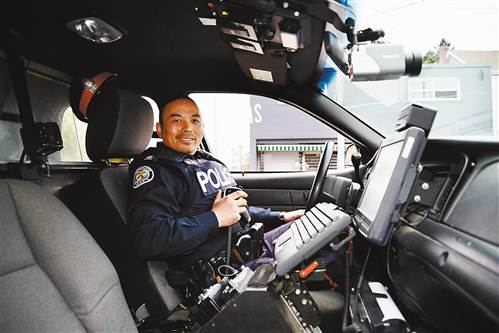 胡一在警車內(nèi)。(受訪者供圖)