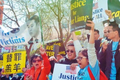 華人在聯(lián)合國(guó)廣場(chǎng)聲援梁彼得。(美國(guó)《世界日?qǐng)?bào)》/王湛