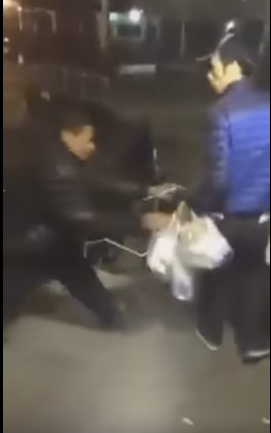 非洲裔青年搶奪外賣郎手中的袋子。(視頻截圖)