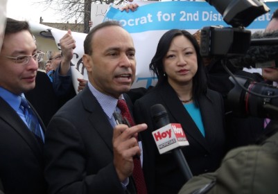 盡管另外一位西語裔參選人支持者鬧場,聯(lián)邦眾議員古提耶雷茲(左二)不改初衷,力挺華裔參選人馬靜儀(左三)。(周麓波提供)