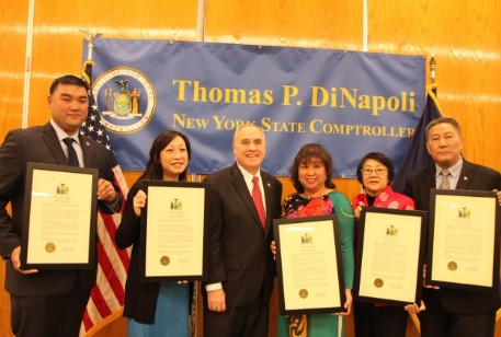 狄納珀力頒獎(jiǎng)五名社區(qū)人士,右起:伍銳賢、趙麗梨、Thu