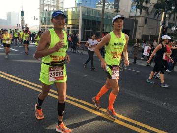 首次參加全馬,老人跑得很輕松