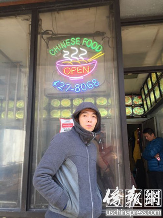 林潔琛站在餐館前。(美國(guó)《僑報(bào)》/林菁