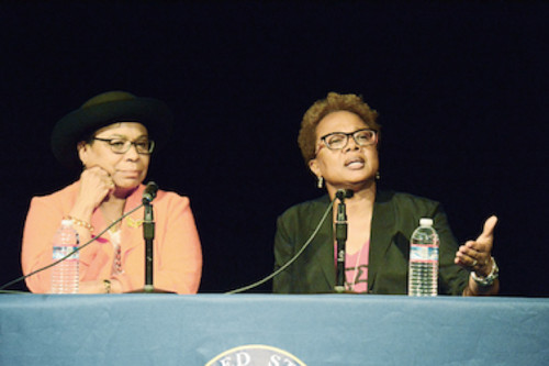 聯(lián)邦眾議員芭芭拉‧李(左)和非裔華裔混血羅笑娜(右)。(美國《世界日報》/劉先進