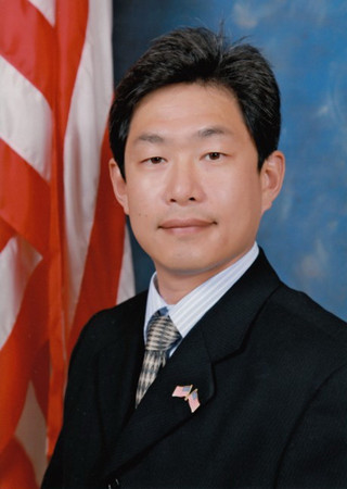 核桃市議員秦振國呼吁華裔選民現(xiàn)在就抓緊通訊投票。(美國《僑報(bào)》)