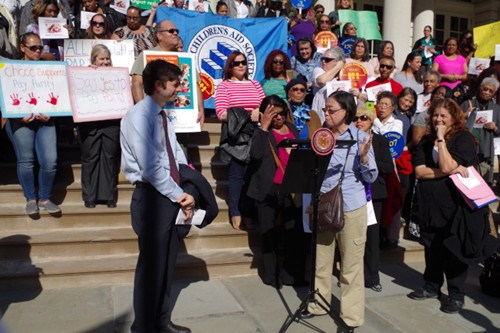 幼教工作者要求薪酬對等。(美國《世界日報》/金春香