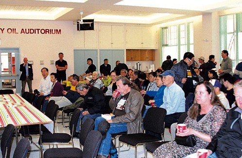 逾百居民到場,聆聽發(fā)展計劃。