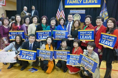 眾多華人到場(chǎng)支持有薪家事假。(美國(guó)《世界日?qǐng)?bào)》/陳鍵榕