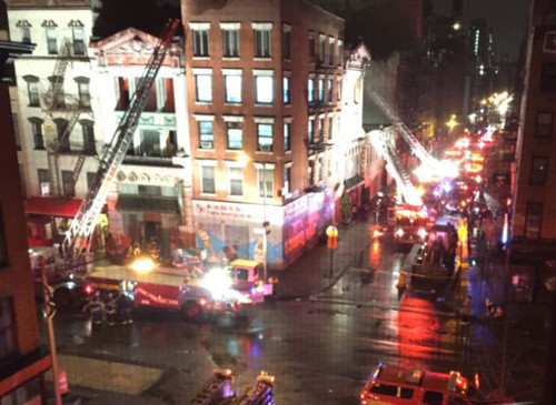 寶福殯儀館深夜突發(fā)火警,引來大批消防車。(美國《世界日報》)