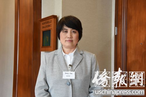 陳霞芬女士接受采訪介紹自己的經(jīng)歷。(美國《僑報》/聶達(dá)