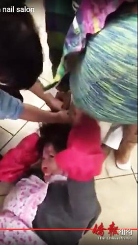 布魯克林一家華人美甲店的女老板遭到顧客的暴打。(美國《僑報》)