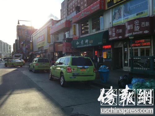 停留在羅斯福大道上的綠色出租車正等候客人的到來。(美國《僑報(bào)》/王伊琳
