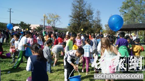 圣蓋博市的小朋友們?cè)谕娅C蛋游戲。(美國(guó)《僑報(bào)》/章寧