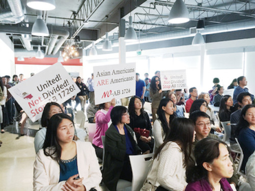 硅谷華裔小區(qū)民眾舉牌抗議。(美國(guó)《世界日?qǐng)?bào)》/王金城