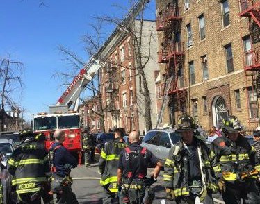 十余輛消防車趕往現(xiàn)場救援。(美國《僑報》/高詩云