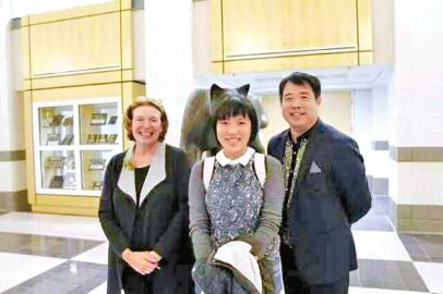 美國常春藤中學霍奇克斯學校招生部主任與Linda及卓然老師合影