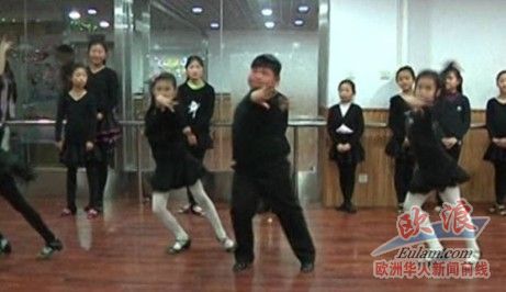 圖:在舞蹈教室學(xué)拉丁舞的網(wǎng)紅小胖