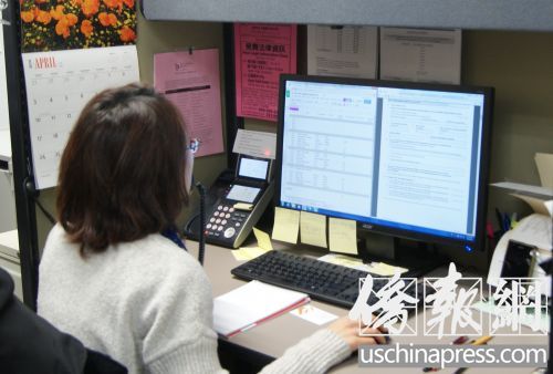 熱線電話接線員在工作中,這條熱線專供講漢語(yǔ)普通話或粵語(yǔ)的民眾服務(wù)。(美國(guó)《僑報(bào)》/章寧