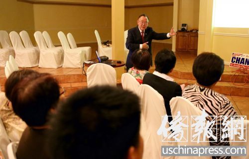 市議員候選人張勝雄在講解市府通過的城市建筑規(guī)定修正議案。(美國《僑報》/邱晨