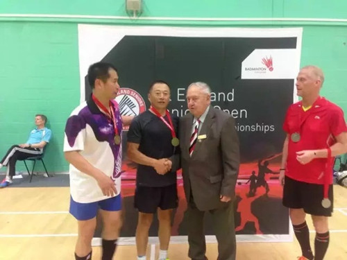 世界羽毛球協(xié)會主席為其頒獎