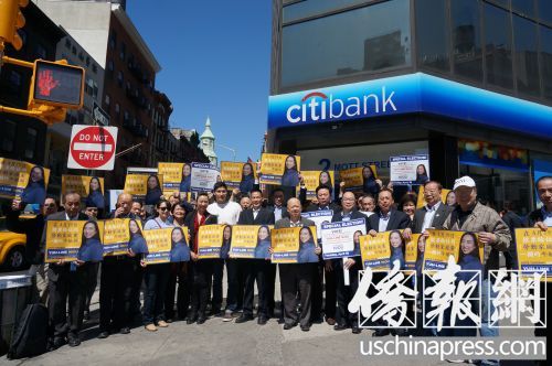 牛毓琳與數(shù)十個(gè)華埠僑團(tuán)領(lǐng)袖一起走上街頭造勢(shì)。(美國(guó)《僑報(bào)》/陳辰