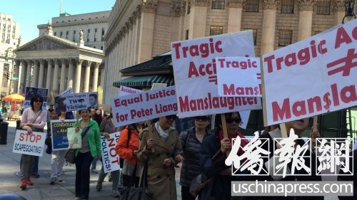 紐約“挺梁”人士發(fā)起小分隊(duì)游行。(美國《僑報(bào)》)