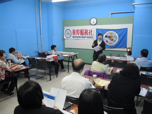 張統(tǒng)鋒講解基本計(jì)劃。(美國《世界日?qǐng)?bào)》/高夢(mèng)梓