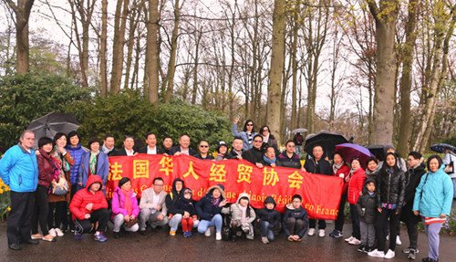 全體成員在庫肯霍夫公園前合影。(《歐洲時報》/孔帆