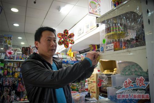 接受西班牙媒體《南方之聲》采訪的居住在jerez的華人acho