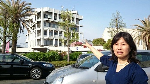 田中女士手指搖搖欲墜的宇城政府大樓表達當地研修生對居所不安