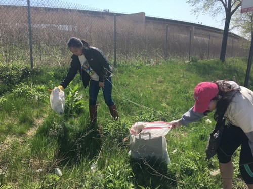 華埠更好團結聯(lián)盟小區(qū)發(fā)展專員廖敏欣(左)與義工,一起動手撿拾華埠街道垃圾。(美國《世界日報》/黃惠玲