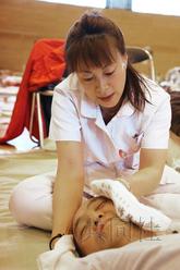 中國女按摩師在南阿蘇村安置點用指壓回報村民