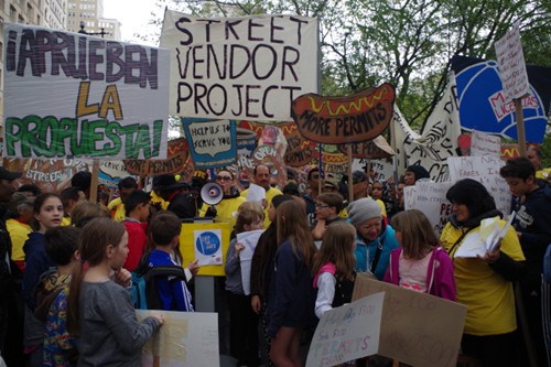 街頭小販和華裔街頭藝術家在市政廳前示威。(美國《世界日報》/金春香