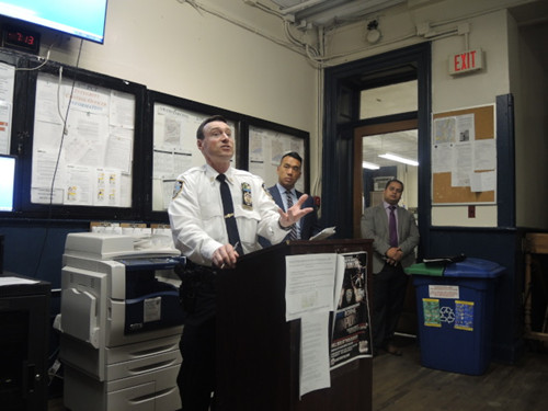 沃若貝(發(fā)言者)召開五分局警民會。(美國《世界日報(bào)》/高夢梓