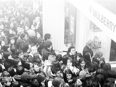 圖為華人代購在奢侈品店前瘋狂搶購