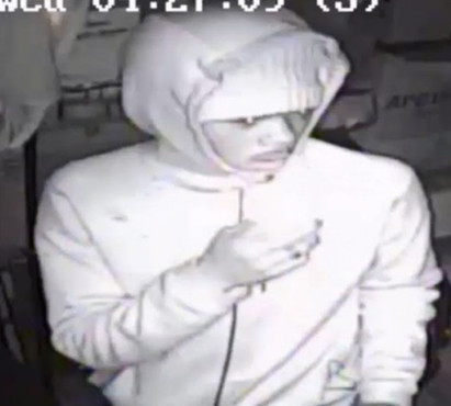 穿著黑衣的嫌犯在華埠及周遭犯下多起入室竊盜案。(美國(guó)《世界日?qǐng)?bào)》)