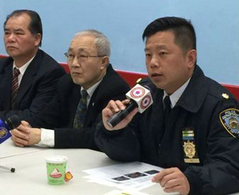 紐約華埠警民會(huì)議4日在中華公所舉行,紐約市警五分局局長(zhǎng)吳銘恒宣布逮捕模式劫案“四人組”。(美國(guó)《僑報(bào)》/葉永康