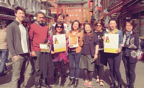 5月1日,眾多華人華僑為倫敦市議員自民黨候選人杜淑真義務(wù)在唐人街散發(fā)傳單。(圖片來源:黎麗供圖)