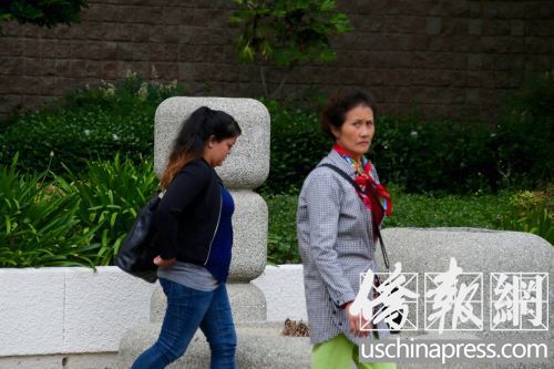 一名疑似嫌犯家人的女子旁聽完案件后步出法庭。(美國《僑報(bào)》/邱晨