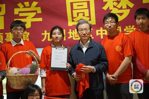 圖為中國駐日大使程永華在熊本地震災(zāi)區(qū)看望中國留學(xué)生。