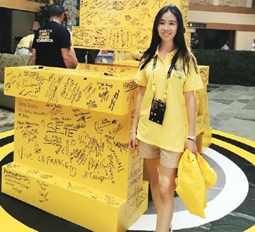 喬治華盛頓大學(xué)留學(xué)生卜嘉儀在國際傷殘軍人運(yùn)動會上留影。(美國《僑報》)