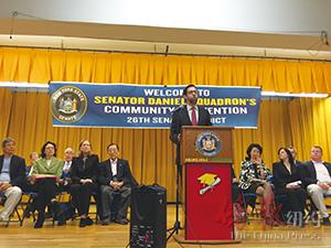 史葛靜(中)舉行社區(qū)大會。(美國《僑報》/林菁