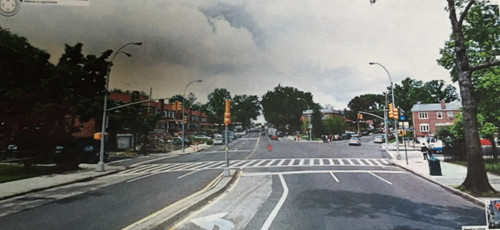 戴禺介紹事故現(xiàn)場街景。(美國《世界日報》/許雅鈞