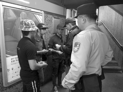 中意警員在米蘭執(zhí)勤。