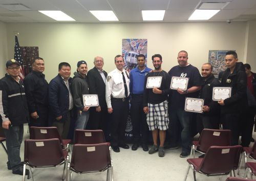 紐約市警66分局華裔警員關(guān)志豪(右一)和多名警員一同獲頒當(dāng)月最佳警員稱號。(美國《世界日報》)