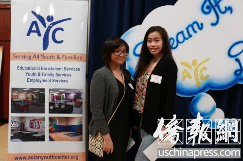 獎學(xué)金得獎?wù)吡忠收洌ㄗ螅┖妄徝魃海ㄓ遥?(美國《僑報》/秦盼