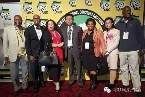 華人代表與其他與會(huì)者合影