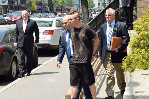 賴威爾森(右二)26日被帶出109分局。(美國《世界日報》/朱澤人攝影)